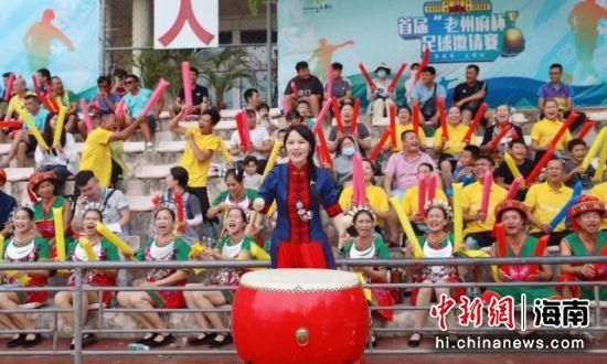 美女扒开胸罩露出胸触手
